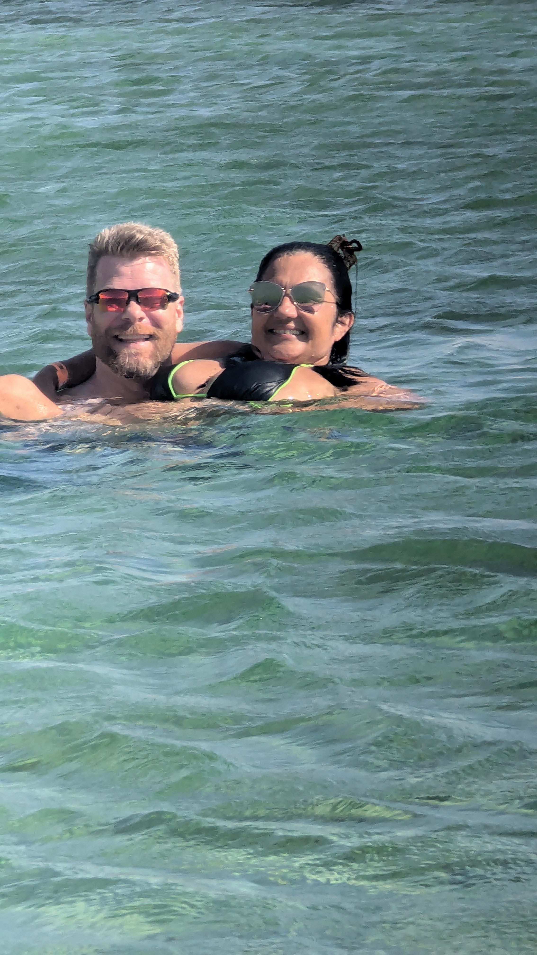 Nadando juntos no mar