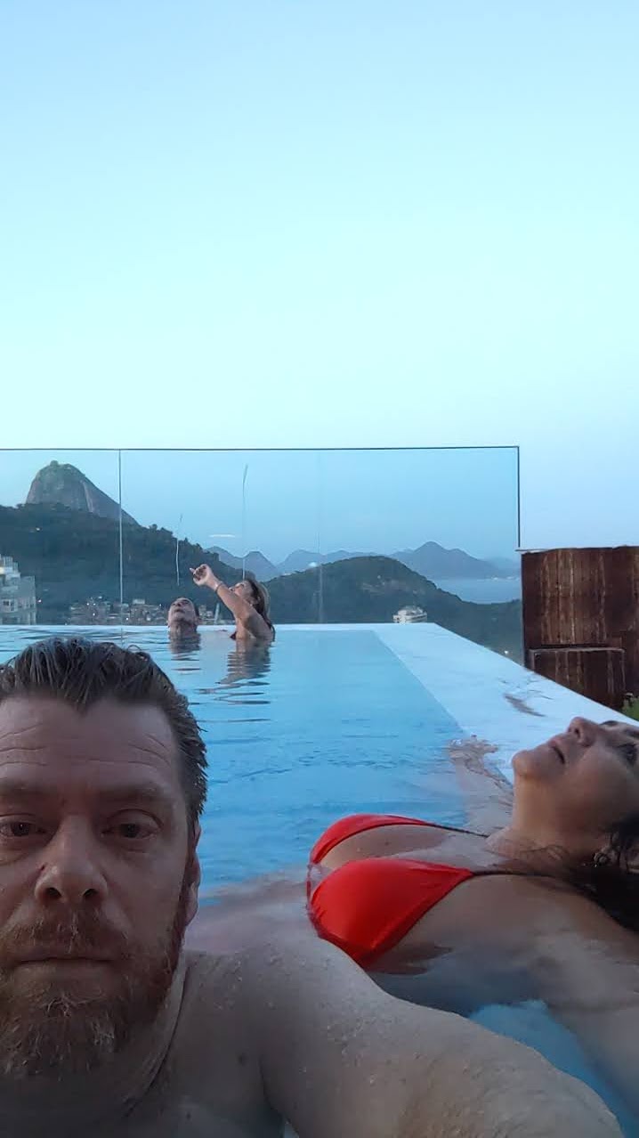 Piscina infinita no Rio — Pão de Açúcar ao fundo