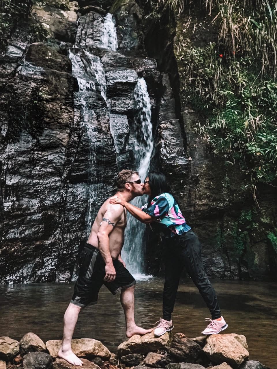 Beijando na cachoeira