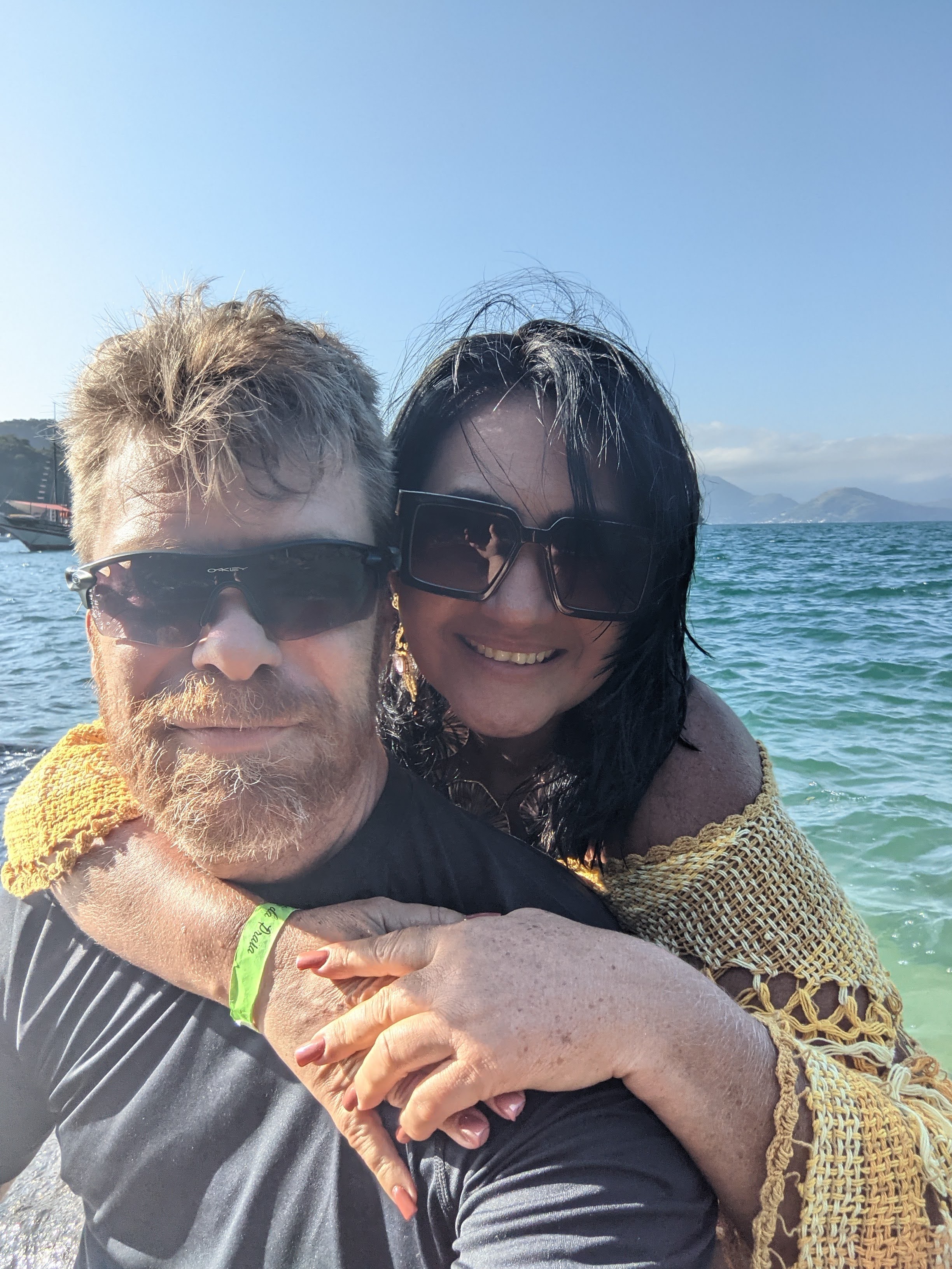 Ela abraçando Kevin no barco