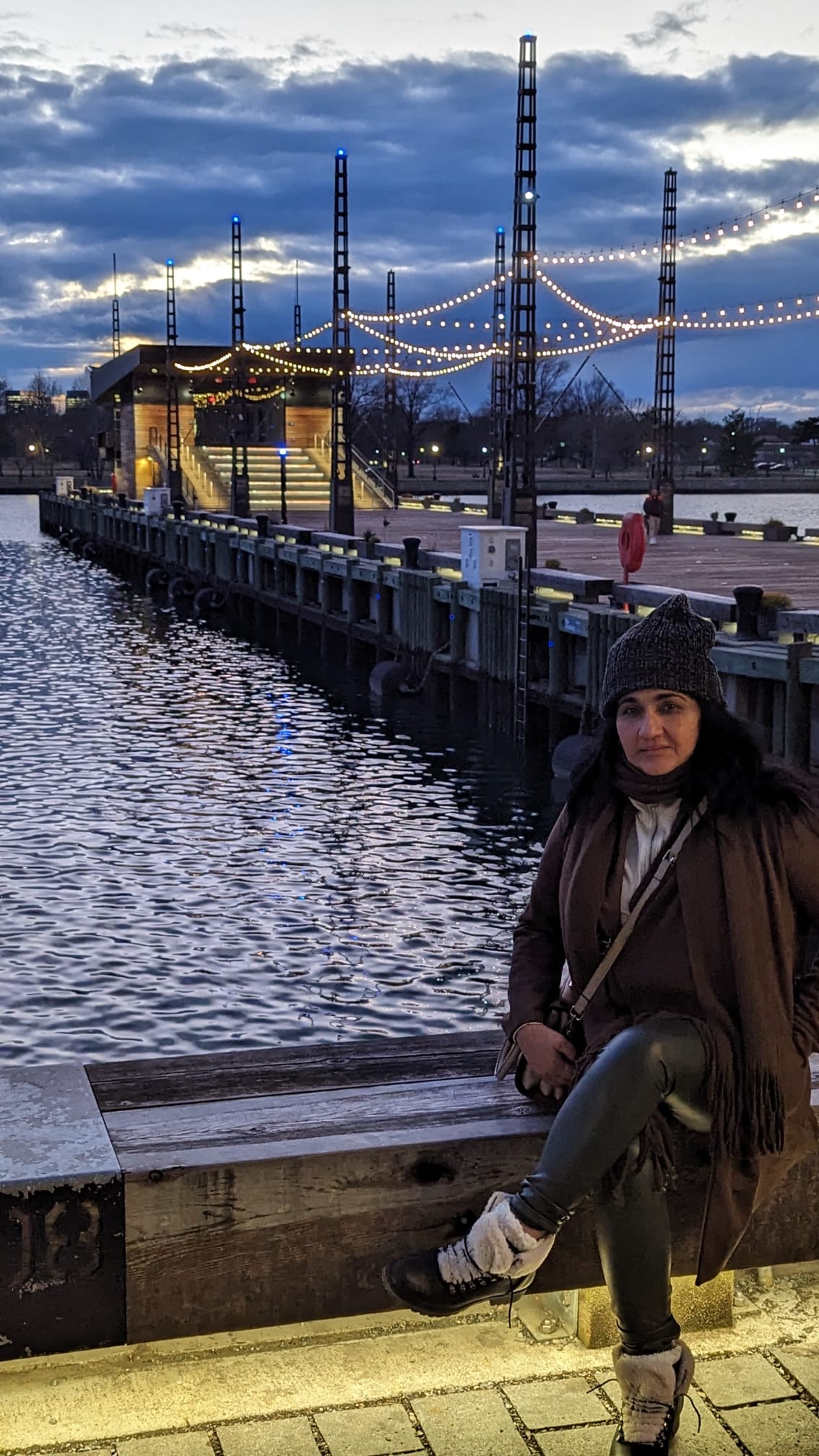 Entardecer à beira d'água