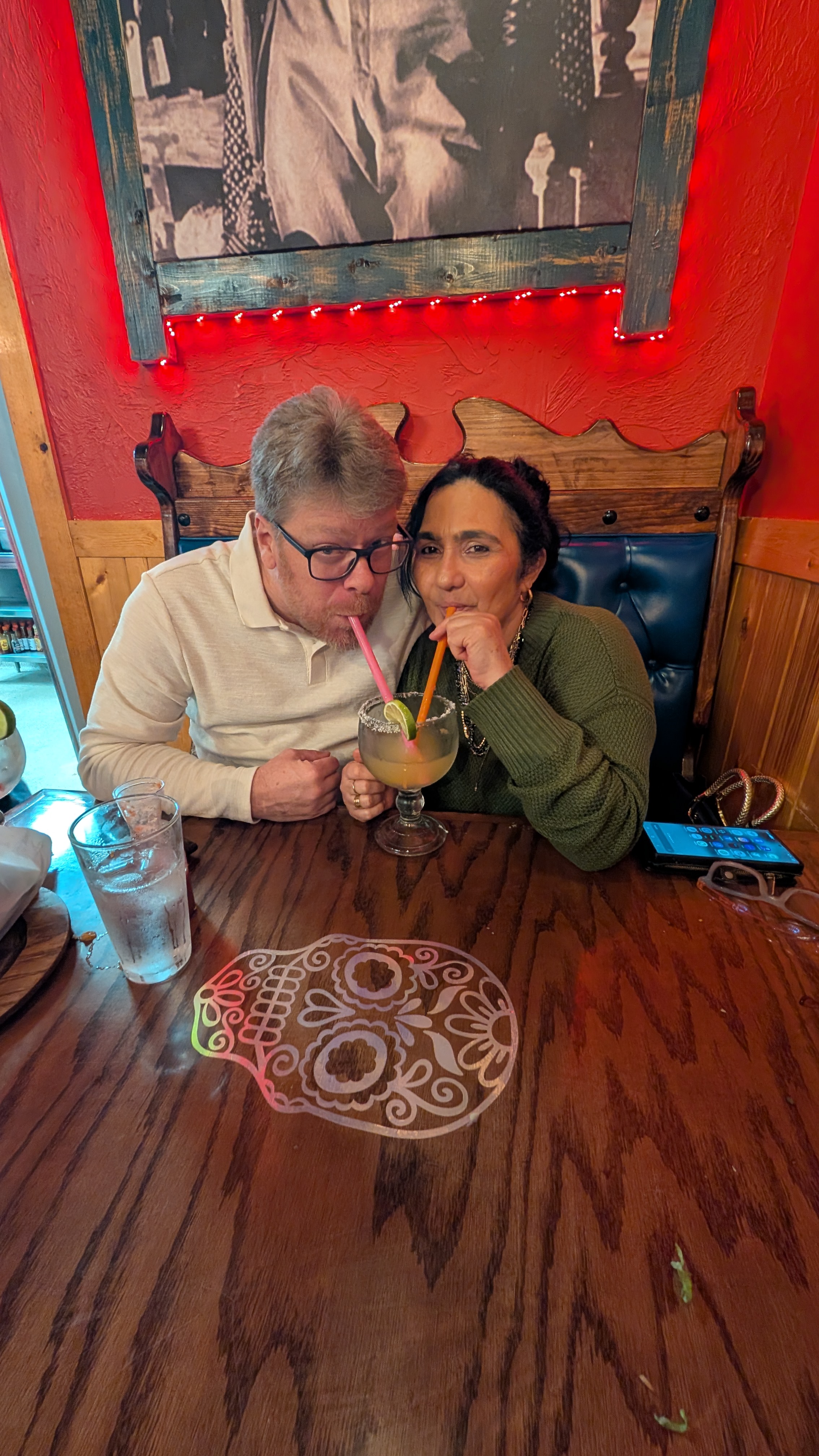 Dividindo uma margarita com dois canudos